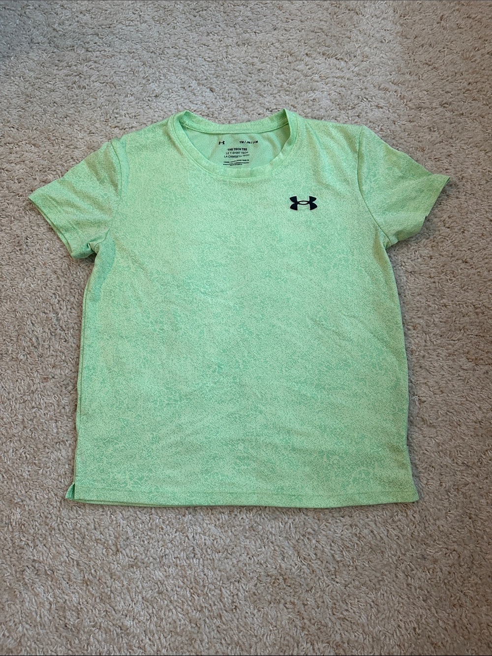 Boys under Armour shirt size medium